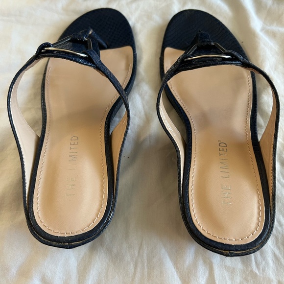 The Limited Women's Navy ‘Indy’ Sandals with silver Accents size 8.5 - Picture 7 of 9